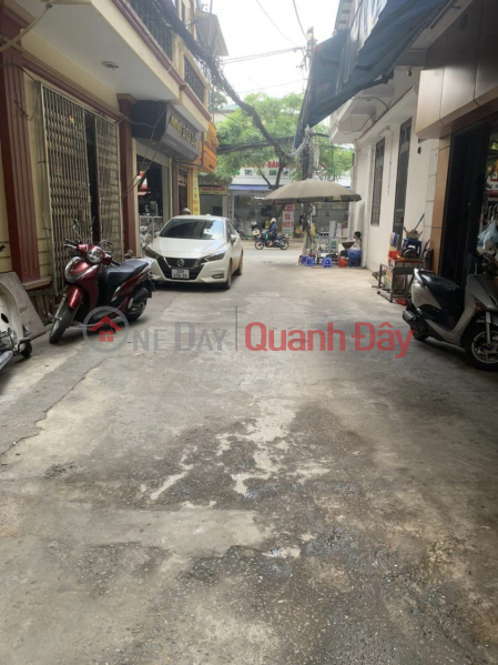 Extremely rare to sell land and give away a house in Da Sy Police Center area with 70m2 car parking.