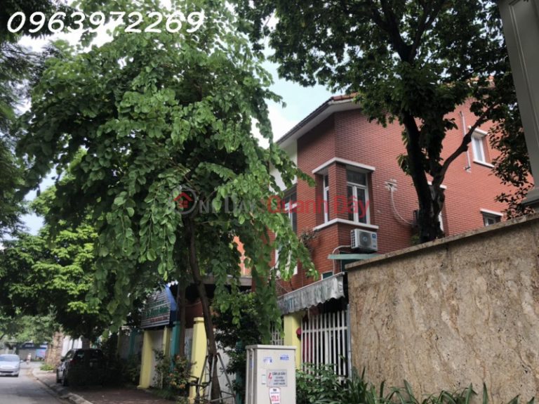 The owner rents a 500m2 villa in European Viet Kieu Village, good traffic location