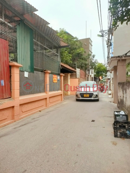 Đầu 2 tỷ lô  30m tổ 1 ngay bến xe yên nghĩa. 
- đường 2 ô tô tránh nhau giá ngộp thở.
- Xung quanh sầm uất