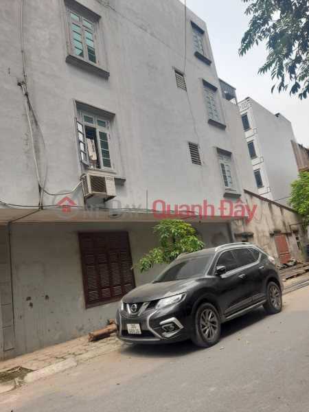 House for sale next to Phung station 46m2 6.5ty cars parked at the door