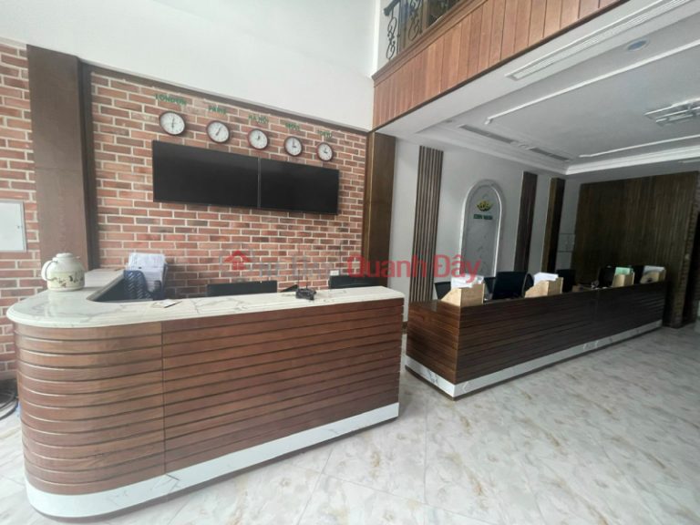 Shophouse for rent on 1st floor, wide sidewalk, 10 car parking lot, suitable for office to introduce products,