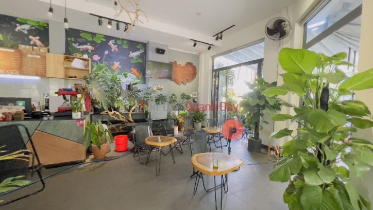 Corner lot with 3 frontages near April 30th, running a coffee shop and 15 rooms with total income of 100 million\/month