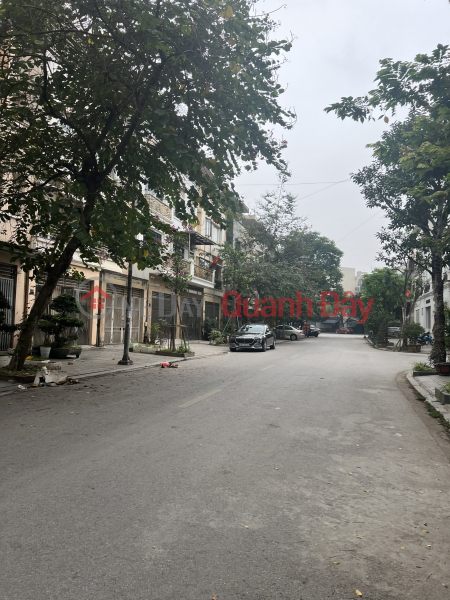 LK Văn Phú 90m2, MT 5m, 4.5 tầng. Mặt công viên. Cách cột Đồng Hồ vài bước chân. Nội thất cao cấp.