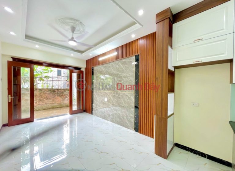 Dưới đây là một ví dụ về nội dung bán nhà mà bạn có thể tham khảo:

---

**BÁN NHÀ XÂY MỚI 5 TẦNG HIỆN ĐẠI,