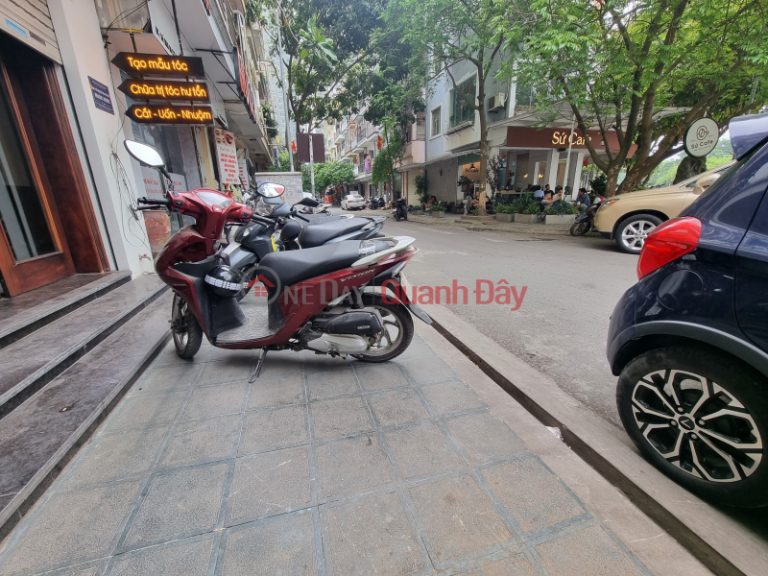 Selling a townhouse on Nguyen Van Loc street, both living and doing business, 68m2, good furniture