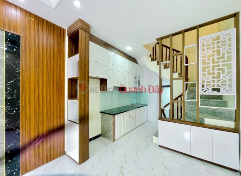 Dưới đây là một ví dụ về nội dung bán nhà mà bạn có thể tham khảo:

---

**BÁN NHÀ XÂY MỚI 5 TẦNG HIỆN ĐẠI,